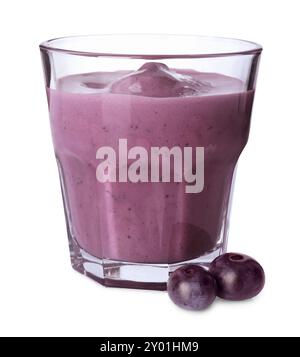Savoureux smoothie acai en verre et baies isolées sur blanc Banque D'Images