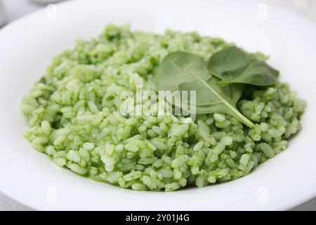 Délicieux risotto aux épinards dans une assiette, vue rapprochée Banque D'Images