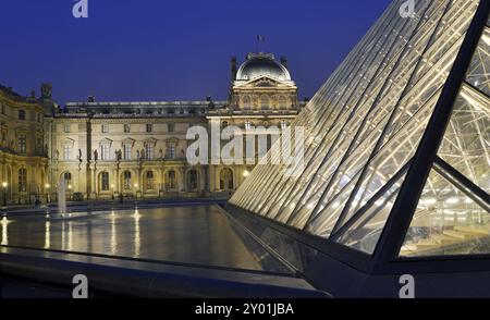 Le Louvre, le plus grand musée, musée, musée, cour Napoléon, Ming Pei, architecte, verre, métal, entrarnce, photo de nuit, illumination, eau, réf Banque D'Images