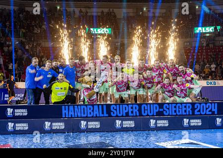 Die Mannschaft der Fuechse Berlin feiert den Gewinn des Handball Super Cup 2024 SC Magdeburg v. Fuechse Berlin, Handball, Handball Super Cup 2024, 2024/25, 31.08.2024 Foto : Eibner-Pressefoto/Gerhard Wingender Banque D'Images