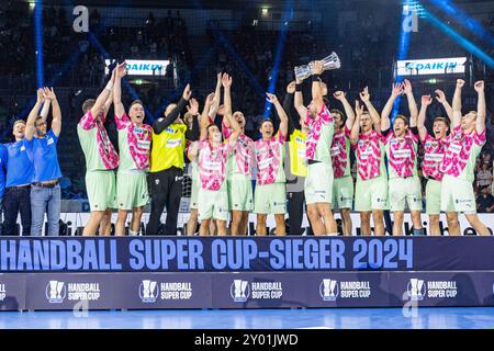 Die Mannschaft der Fuechse Berlin feiert den Gewinn des Handball Super Cup 2024 SC Magdeburg v. Fuechse Berlin, Handball, Handball Super Cup 2024, 2024/25, 31.08.2024 Foto : Eibner-Pressefoto/Gerhard Wingender Banque D'Images