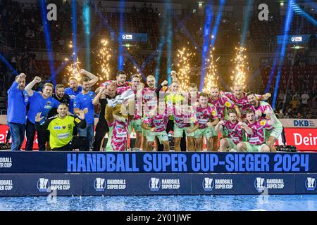 Die Mannschaft der Fuechse Berlin feiert den Gewinn des Handball Super Cup 2024 SC Magdeburg v. Fuechse Berlin, Handball, Handball Super Cup 2024, 2024/25, 31.08.2024 Foto : Eibner-Pressefoto/Gerhard Wingender Banque D'Images