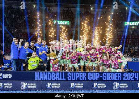 Die Mannschaft der Fuechse Berlin feiert den Gewinn des Handball Super Cup 2024 SC Magdeburg v. Fuechse Berlin, Handball, Handball Super Cup 2024, 2024/25, 31.08.2024 Foto : Eibner-Pressefoto/Gerhard Wingender Banque D'Images