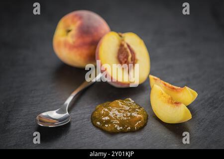 Partie de Peach Jam sur une dalle d'ardoise rustique, portrait, close-up shot Banque D'Images