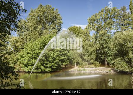 Vue sur l'étang du parc à Sterkrade, Oberhausen, Rhénanie du Nord-Westphalie, Allemagne, Europe Banque D'Images