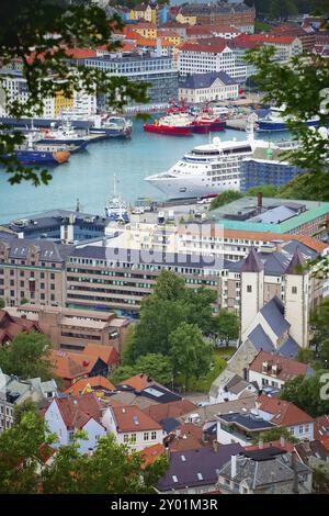 Bergen, Norvège paysage urbain au centre-ville et bateaux vue aérienne Banque D'Images