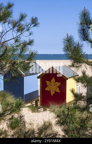 Quelques cabanes de plage aux couleurs vives à Wells Next the Sea Banque D'Images