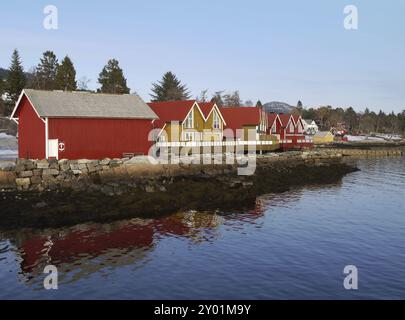 Maisons en bois sur les rives du Romsdalsfjord à Molde Banque D'Images