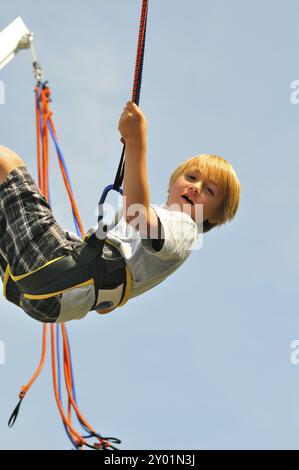 Jeune blonde dans le saut à l'élastique Banque D'Images