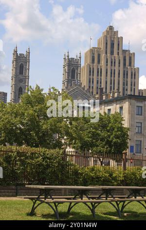 Basilique notre-Dame et bâtiment Aldred vue du Vieux Port de Montréal Banque D'Images