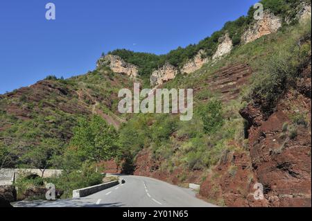 La gorge de Daluis, avec ses rochers rouges en France Banque D'Images