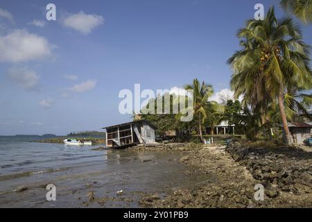 Chea Village, Îles Salomon, 31 mai 2015 : maison détruite le long de la côte dans un village des Îles Salomon, Océanie Banque D'Images