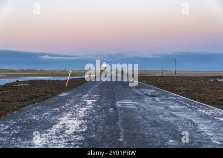 Signe : Seul Fichier trafic, Danger ne pas procéder lorsque l'eau atteint causeway, vu sur la route entre Beal et Holy Island dans le Northumberland, Angleterre Banque D'Images