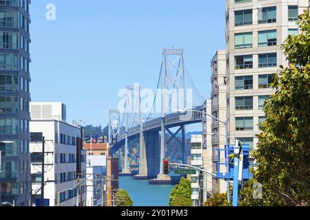 Vue téléphoto sur Harrison Street des tours de Bay Bridge et des appartements résidentiels jusqu'à Treasure Island lors d'une journée d'été ensoleillée à San Franc Banque D'Images