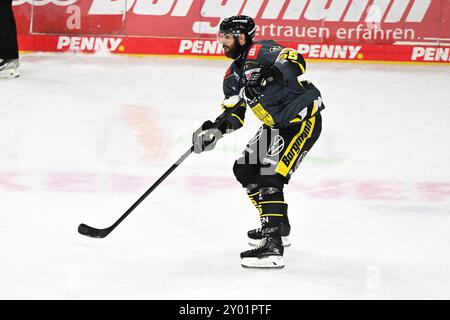 Eishockey DEL 25 : TimoCom NRW-Cup Krefeld Pinguine vs Iserlohn Roosters Am 31.8.2024 in der Yayla Arena in Krefeld Krefelds Davis Vandane (Nr.55) Foto : osnapix Banque D'Images