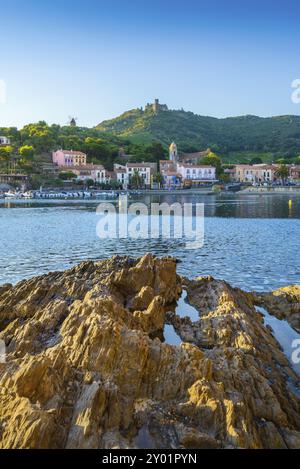 Baie de Collioure avec rochers et plage le matin à Occitanie en France Banque D'Images