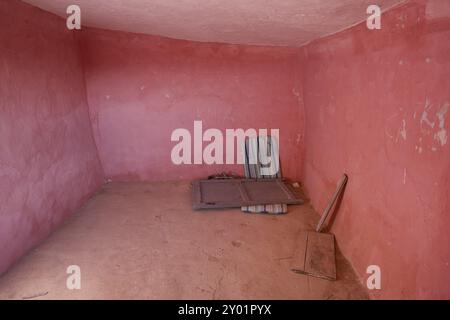 Grottes Argueda abandonnées salle intérieure avec promenades roses, en Espagne Banque D'Images