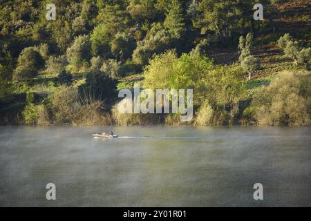 Pêcheur pêchant dans un beau paysage nature dans la rivière Guadiana à Portas de Rodao, Portugal, Europe Banque D'Images