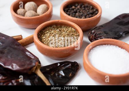 Une vue d'une tasse à condiments de flocons d'origan séchés, entre autres herbes et épices. Banque D'Images