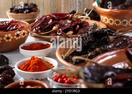 Une vue d'une variété de piments du chili séchés. Banque D'Images