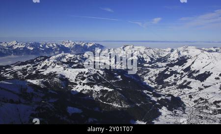 Montagnes enneigées autour des Diablerets et Leysin. Vue depuis le domaine skiable du Glacier des Diablerets Banque D'Images