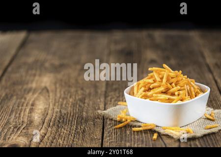 Bol avec pommes de terre coupées (close-up shot) sur une vieille table en bois Banque D'Images