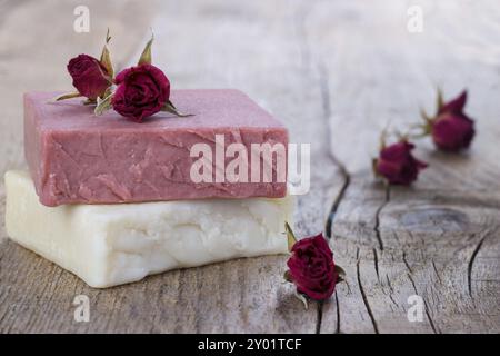 Savon naturel fabriqué à la main avec des roses rose sec vintage sur fond de bois de spa Banque D'Images