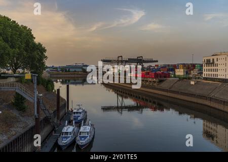 Duisbourg, Rhénanie du Nord-Westphalie, Allemagne, 07 août 2018 : bateaux de la police des eaux sur la rive du Vinckekanal (canal de vincke) avec le port d Banque D'Images