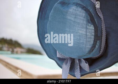 Dolsan-eup, Yeosu-si, Corée du Sud - 26 juillet 2024 : jeune femme regardant le lever du soleil dans un complexe avec piscine donnant sur la mer à Yeosu Banque D'Images