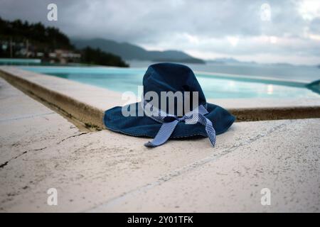 Dolsan-eup, Yeosu-si, Corée du Sud - 26 juillet 2024 : jeune femme regardant le lever du soleil dans un complexe avec piscine donnant sur la mer à Yeosu Banque D'Images