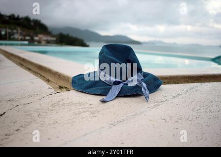 Dolsan-eup, Yeosu-si, Corée du Sud - 26 juillet 2024 : jeune femme regardant le lever du soleil dans un complexe avec piscine donnant sur la mer à Yeosu Banque D'Images