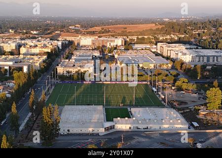 Une vue aérienne générale du quartier général des Los Angeles Rams et des installations d'entraînement, vendredi 30 août 2024, à Woodland Hills, Etalonnage Banque D'Images