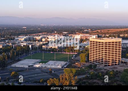 Une vue aérienne générale du quartier général des Los Angeles Rams et des installations d'entraînement, vendredi 30 août 2024, à Woodland Hills, Etalonnage Banque D'Images