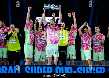 Duesseldorf, Allemagne. 31 août 2024. Handball : DHB Supercup, SC Magdeburg - Füchse Berlin, finale, Tobias Reichmann (M) de Berlin célèbre avec le trophée tandis que ses coéquipiers célèbrent après la victoire. Crédit : Marco Wolf/dpa/Alamy Live News Banque D'Images