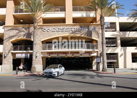 Cabazon, Californie, États-Unis - 01-26-2022, une vue de l'entrée de la structure de stationnement pour le centre commercial Desert Hills Premium Outlet. Banque D'Images