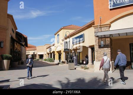 Cabazon, Californie, États-Unis - 01-26-2022, une vue de gens marchant autour du centre commercial Desert Hills Premium Outlet. Banque D'Images