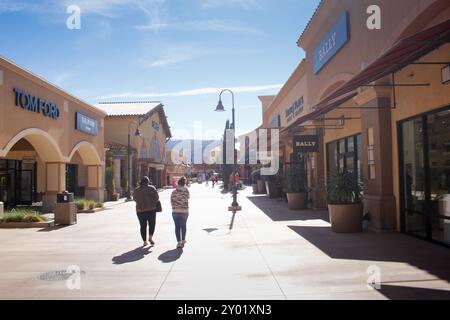 Cabazon, Californie, États-Unis - 01-26-2022, une vue de gens marchant autour du centre commercial Desert Hills Premium Outlet. Banque D'Images