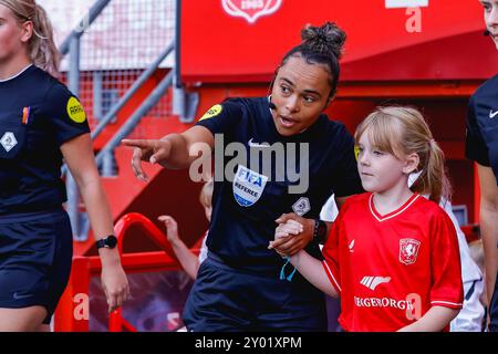 Enschede, pays-Bas. 31 août 2024. ENSCHEDE, PAYS-BAS - AOÛT 31 : arbitre Marisca Overtoom lors de la Super Coupe néerlandaise Vrouwen match entre le FC Twente Women et l'AFC Ajax Women à de Grolsch Veste le 31 août 2024 à Enschede, pays-Bas. (Photo de Raymond Smit/Orange Pictures) crédit : Orange pics BV/Alamy Live News Banque D'Images