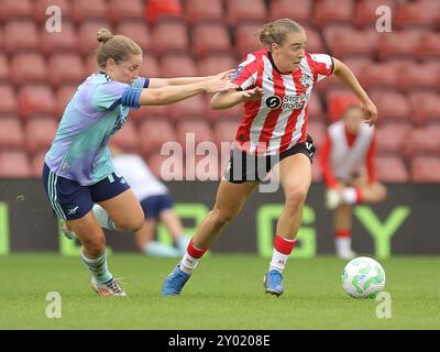 Southampton, Royaume-Uni. 31 août 2024. Southampton, Angleterre, août 31 2024 : Kim Little (10 Arsenal) défie Lucia Kendall (4 Southampton) lors du match amical de pré-saison entre Southampton et Arsenal au St Marys Stadium de Southampton, en Angleterre. (Jay Patel/SPP) crédit : photo de presse sportive SPP. /Alamy Live News Banque D'Images