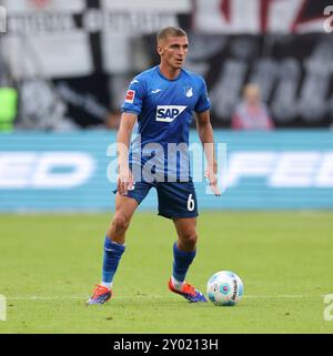 Francfort-sur-le-main, Allemagne. 31 août 2024. 31.08.2024, Fussball Bundesliga, Eintracht Frankfurt - TSG 1899 Hoffenheim, emonline, emspor, v.l., Grischa Prömel (TSG 1899 Hoffenheim) LA RÉGLEMENTATION DFL/DFB INTERDIT TOUTE UTILISATION DE PHOTOGRAPHIES COMME SÉQUENCES D'IMAGES ET/OU QUASI-VIDÉO. Crédit xdcx : dpa/Alamy Live News Banque D'Images