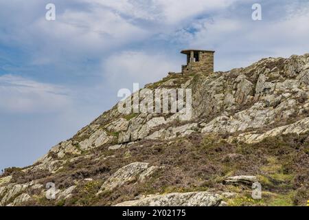 La Garde côtière vieille hutte près de phare de South Stack, Anglesey, Gwynedd, Pays de Galles, Royaume-Uni Banque D'Images