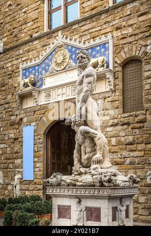 Florence, Italie, 24 octobre 2018 : statue d'Hercule et Cacus devant le Palazzo Vecchio sur la Piazza della Signoria dans le centre historique de Floren Banque D'Images