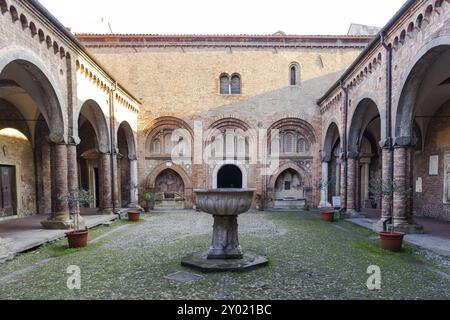 L'intérieur du complexe du cloître de Santo Stefano, également appelé sept églises, à Bologne Banque D'Images