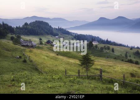 Paysage rural des montagnes avant le lever du soleil. Montagnes des Carpates, Ukraine, Europe Banque D'Images