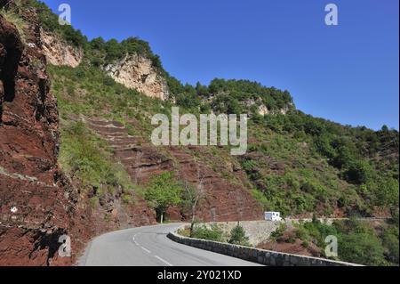 La gorge de Daluis, avec ses rochers rouges en France Banque D'Images