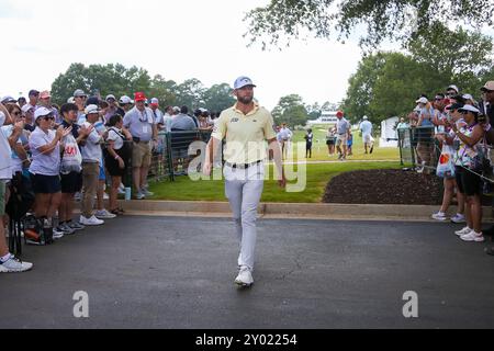 Atlanta, Géorgie, États-Unis. 31 août 2024. Sam Burns (États-Unis) approche du premier tee lors de la troisième manche du championnat 2024 au East Lake Golf Club. (Crédit image : © Debby Wong/ZUMA Press Wire) USAGE ÉDITORIAL SEULEMENT! Non destiné à UN USAGE commercial ! Banque D'Images