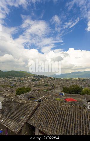 Vue en bas angle des toits chinois traditionnels carrelés dans la vieille ville de Lijiang, Yunnan, Chine, Asie Banque D'Images