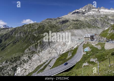 Hôtel Belvedere sur le col de Furka, l'hôtel de passe le plus célèbre dans le monde. Le bâtiment est fermé et tombe en délabrement. Un endroit perdu. Drone pho Banque D'Images