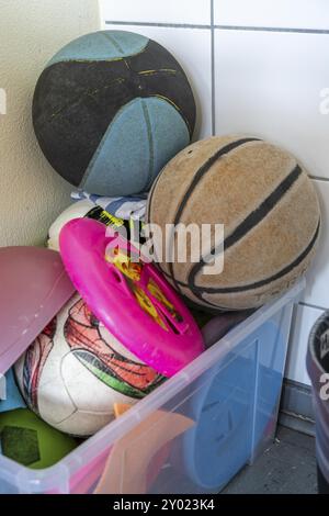 Salle de classe d'une quatrième année, après l'école, le bâtiment est plus ancien mais en bon état, équipement sportif, ballons Banque D'Images