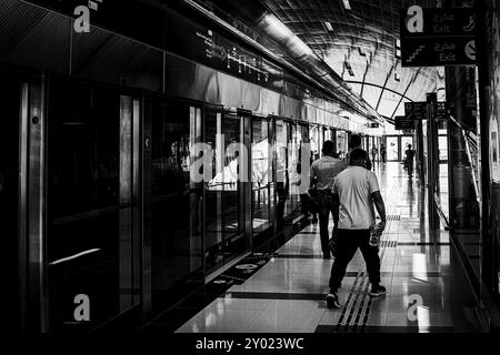 Photographie noir et blanc, stations de métro et gares ferroviaires, Dubaï, Émirats arabes Unis, moyen-Orient, Asie Banque D'Images